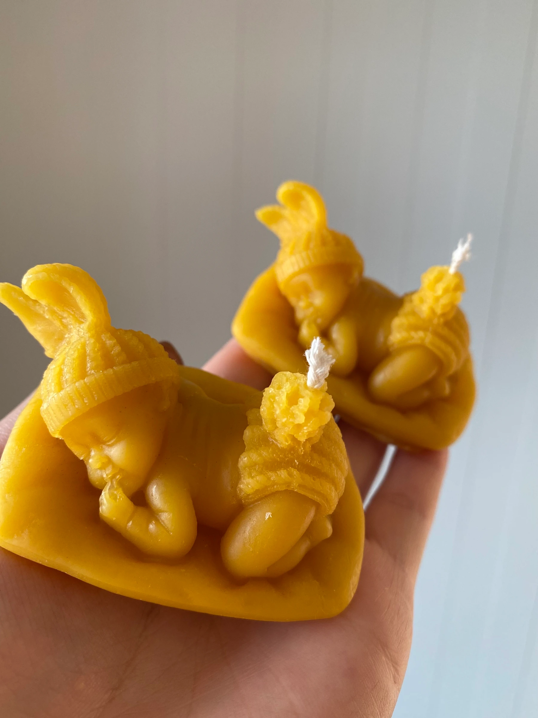 Малыш на подушке