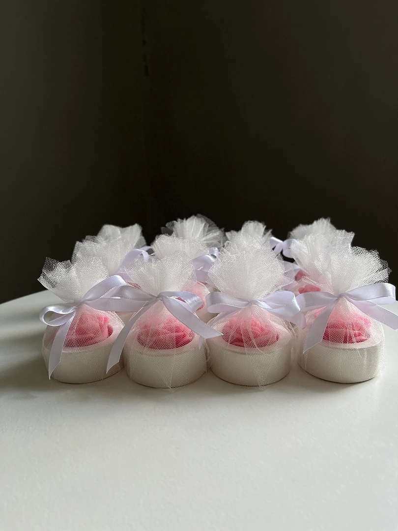 Роза в кашпо