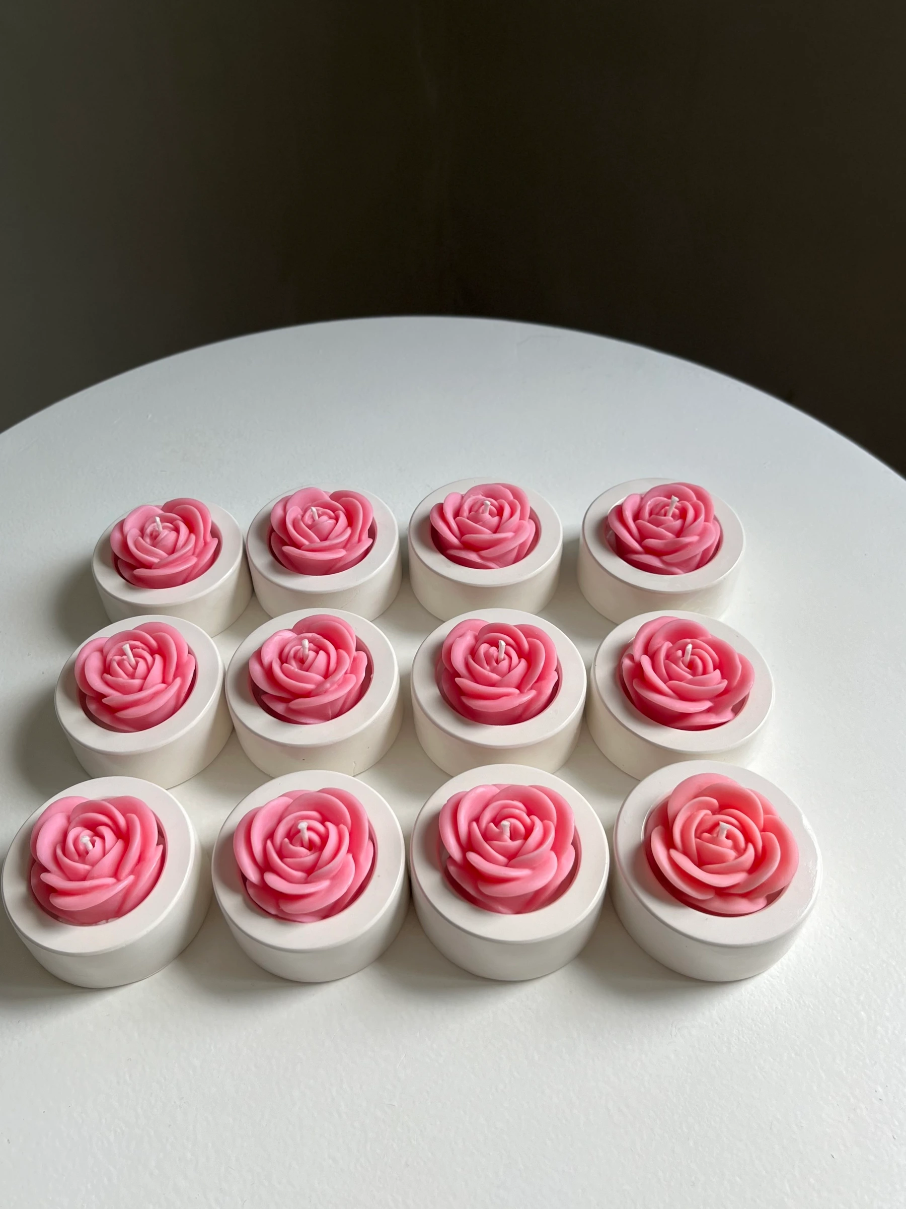 Роза в кашпо