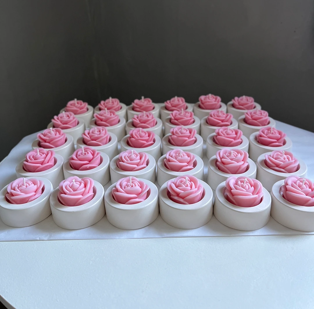 Роза в кашпо