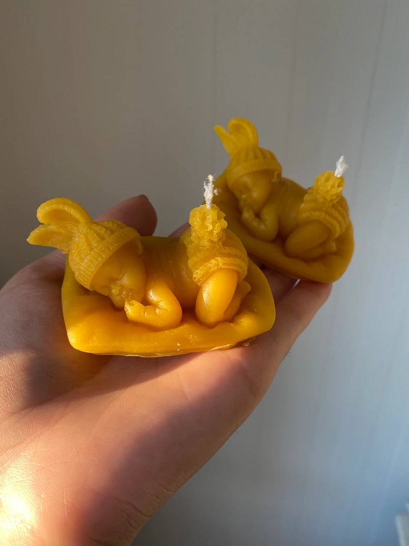 Малыш на подушке